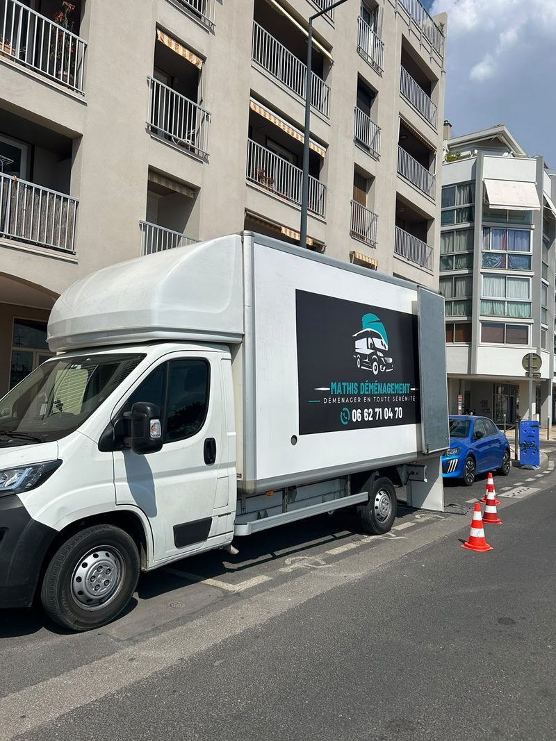 Camion de déménagement Mathis Déménagement garé dans une rue de Montpellier