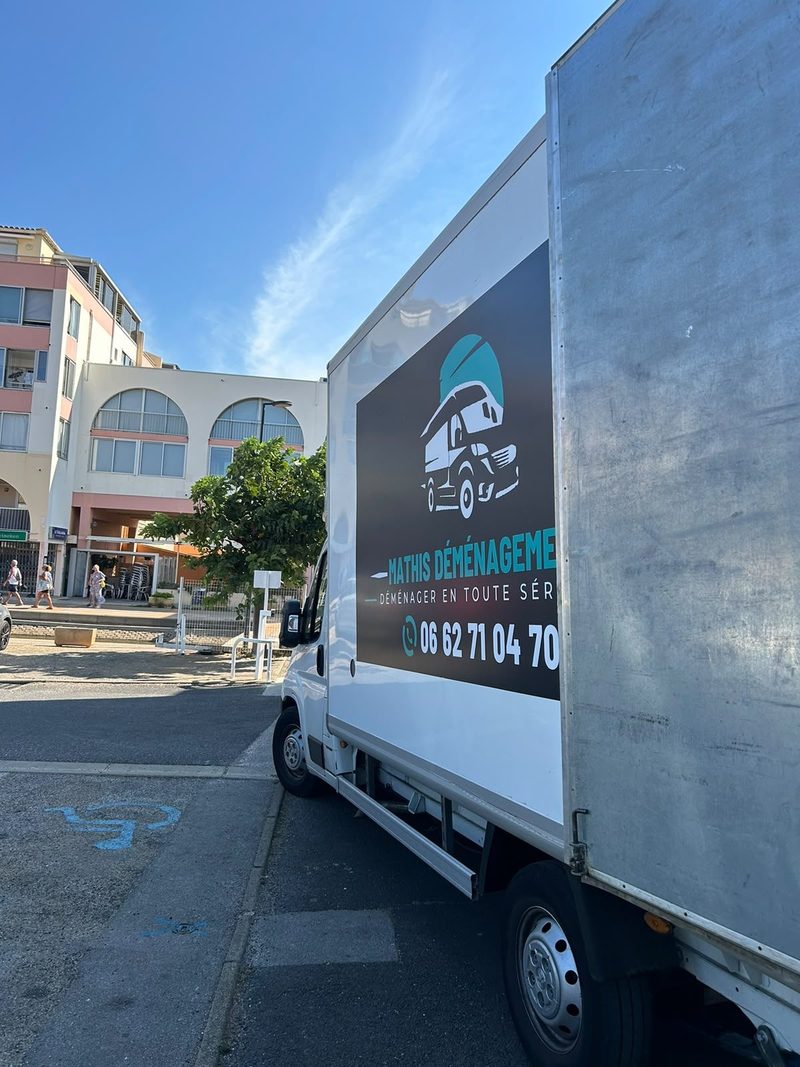 Camion de déménagement 20 m³ de Mathis Déménagement, floqué au logo, garé à Montpellier