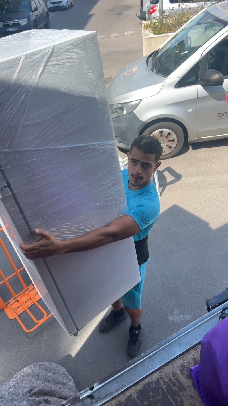 Matelas emballé chargé dans le camion de transport