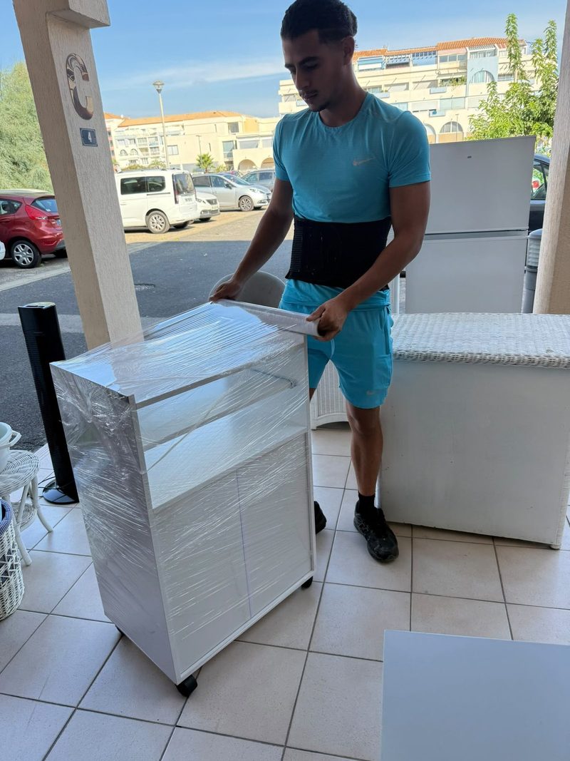 Meuble emballé sous film de protection avant un déménagement à Montpellier