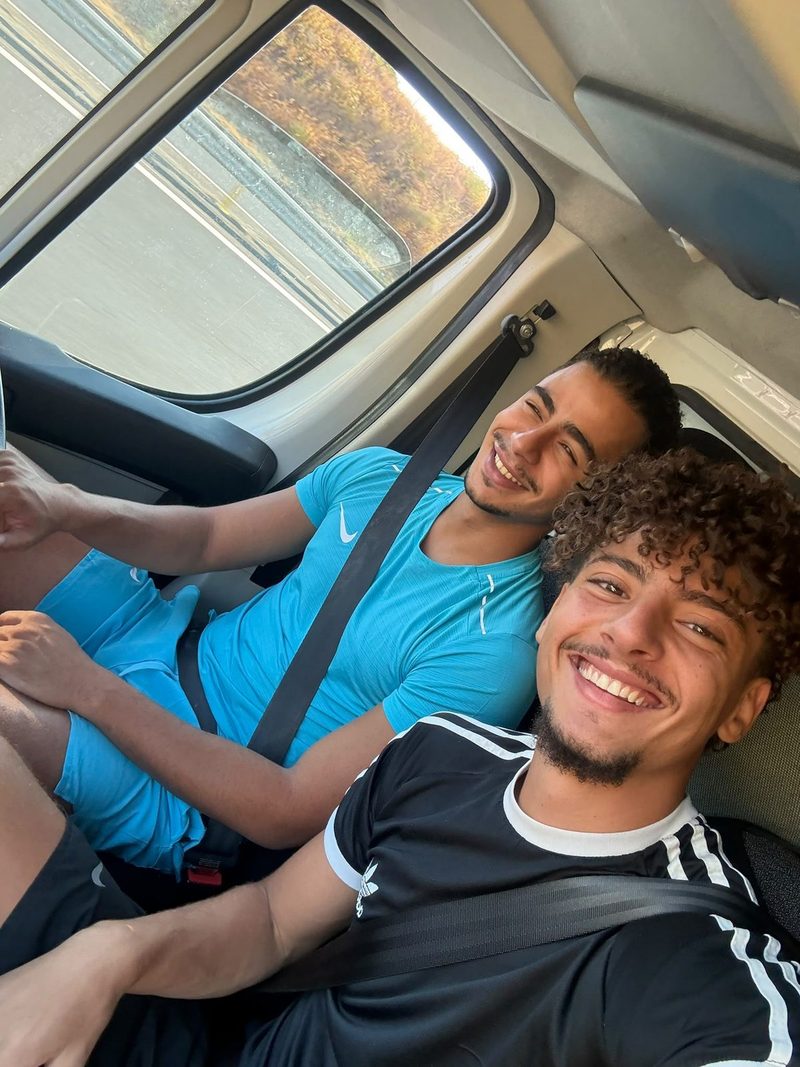 Mathis et son équipier souriants dans la cabine du camion