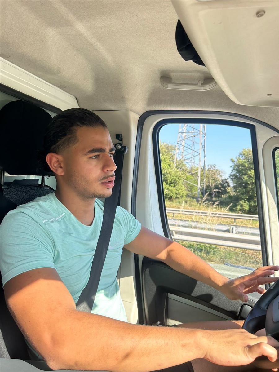 Mathis, déménageur indépendant à Montpellier, au volant de son camion