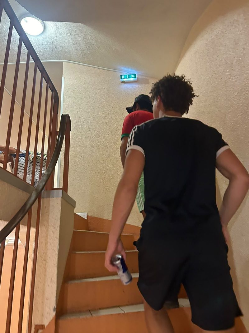 Montée d'un meuble dans un escalier d'immeuble sans ascenseur à Montpellier