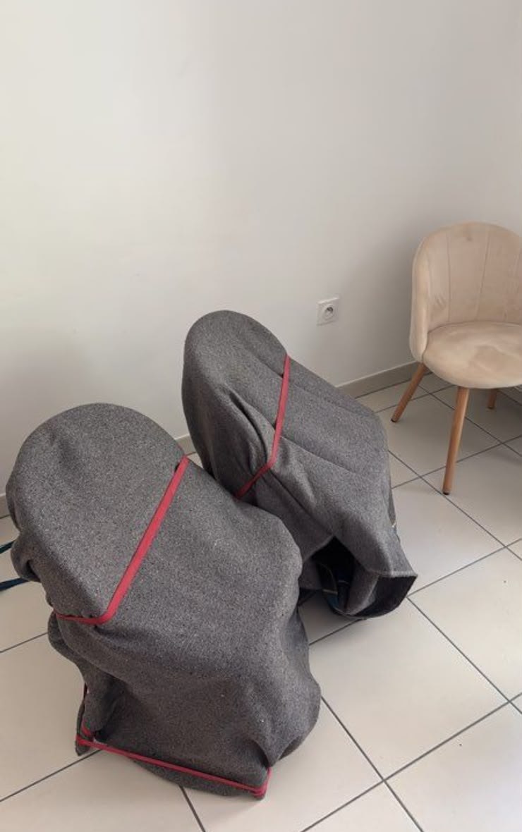 Meubles emballés sous couvertures de protection sanglées avant transport